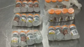 Mulher de 65 anos foi presa em flagrante no Aeroporto do Galeão, no Rio de Janeiro, com 40 frascos de tirzepatida escondidos na bagagem.