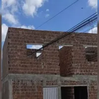 Uma casa em Pernambuco viralizou por ser construída ao redor de fios de telefonia. Prefeitura embarga obra até regularização.