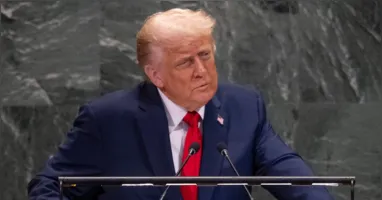 A Justiça dos Estados Unidos determinou que o governo de Donald Trump restabeleça temporariamente o acesso de jornalistas da CNN, MS NOW e Politico à Casa Branca.