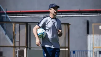 Treinador Léo Condé fala sobre a pressão e a necessidade de vitórias.