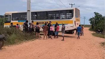 As jovens trafegavam na moto quando teriam sido surpreendidas por uma manobra do ônibus.