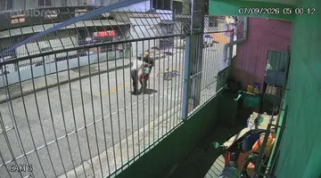 O suspeito abordou o idoso, que reagiu e acabou sendo agredido