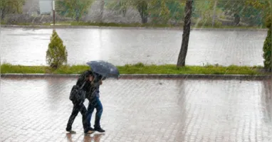 Fim de semana de eleição será marcado por temporais e ventos fortes em áreas do Centro-Sul, enquanto Norte e Nordeste terão calor e pancadas de chuva.