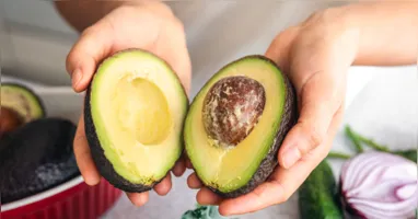Guardar o abacate no lugar errado pode atrapalhar o amadurecimento e comprometer sabor e textura. Saiba onde deixar a fruta, como acelerar o processo e quando é hora de colocá-la na geladeira.