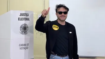 Renan Santos vota em SP e critica o cenário eleitoral e o Judiciário, destacando a ausência de debates nas eleições 2026.