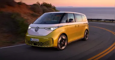 Clássicos europeus, como a Kombi, estão ganhando uma nova vida na era dos carros elétricos. A estratégia também é uma resposta ao avanço das marcas chinesas no mercado automotivo mundial.