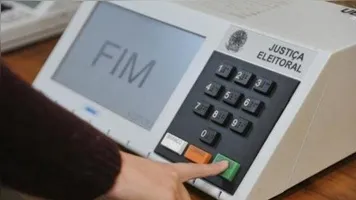 Aprenda como justificar sua ausência e pagar a multa das Eleições 2026. Veja prazos e documentos necessários para regularizar sua situação.