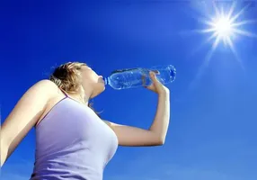 Você está bebendo água demais? Veja 6 sinais que merecem atenção.