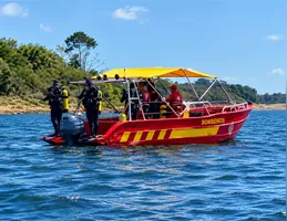 Equipes do Corpo de Bombeiros e mergulhadores especializados realizam varredura no local para tentar localizar o jovem