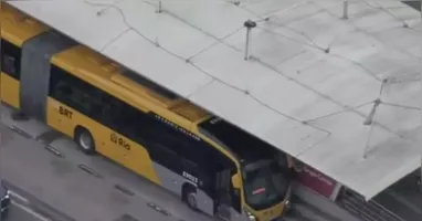 Passageiro foi encontrado morto a tiros dentro de um ônibus do BRT, próximo à estação Asa Branca, em Jacarepaguá, durante uma operação policial na região.
