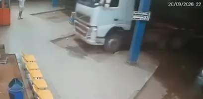Caminhão estava sem motorista e invadiu sozinho área de terminal rodoviário