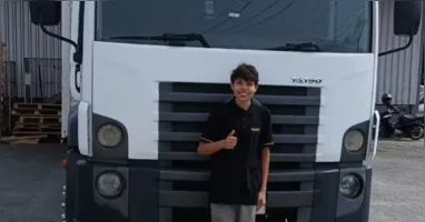O caminhoneiro Gabriel Allan Rodrigues foi parado pela Polícia Militar em Jaraguá do Sul (SC) após os agentes desconfiarem que uma criança estava dirigindo o caminhão.