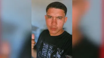 Corpo de Carlos Antônio, de 22 anos, estava ao lado de sua motocicleta; polícia investiga hipótese de acidente.