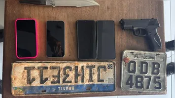 Homem foi preso e dois adolescentes apreendidos com faca, simulacro e moto roubada.