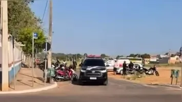 Invasão no bairro Santana assusta alunos e funcionários; suspeito em surto foi contido por populares e levado à delegacia.