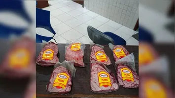 Suspeito foi contido por funcionários de supermercado; polícia recuperou sete peças da carne e autuou mulher por receptação.