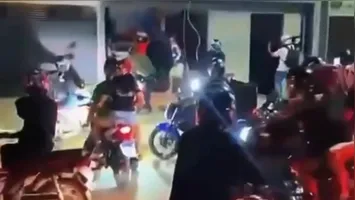 Grupo foi até a residência após trabalhador levar um soco durante uma entrega no bairro Novo Horizonte
