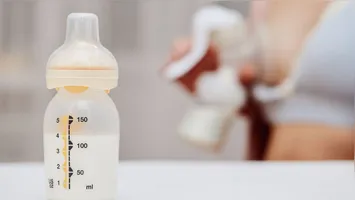 Vídeos publicados nos Estados Unidos mostram mães usando o próprio leite em bolos e milk-shakes; especialistas alertam para cuidados com o armazenamento