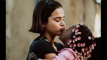 Albie destacou a atuação discreta da atriz brasileira em projetos sociais no continente africano. E criticou famosos que usam a vulnerabilidade para engajamento