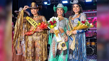 A corte da 38ª Expoama reunida: a Rainha Joyce Silva ao lado da 1ª Princesa, Nickolly Materazzo, e da 2ª Princesa, Ana Júlia.