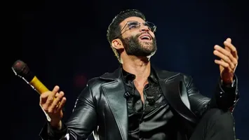Com produção cênica e solo de guitarra, Gusttavo Lima abriu a apresentação que marcou seu retorno à arena de Barretos após três anos.