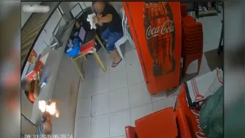 Momento em que homem armado entra no estabelecimento e atira contra vítima