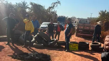 Protesto de residentes da comunidade do Rio Preto cobrou pavimentação asfáltica das autoridades; Polícia Militar acompanhou a ação.