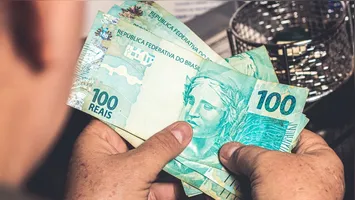 Pagamento referente ao ano-base 2024 segue disponível até 30 de dezembro; valor é proporcional aos meses trabalhados com carteira assinada.
