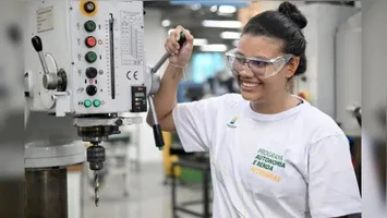 Oportunidades contemplam formação industrial e tecnologia no país. Programa social foca em inclusão e disponibiliza auxílio financeiro mensal a estudantes.