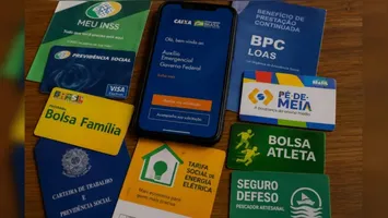 Programas oferecem apoio financeiro, descontos e isenções para estudantes, idosos, trabalhadores e famílias de baixa renda.