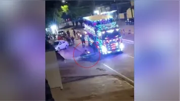 Imagem de câmera de segurança registra o momento exato em que o motociclista tenta a ultrapassagem antes de perder o controle e cair na pista.