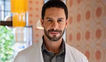 O médico César descobrirá uma prova que poderá inocentar Adriana
