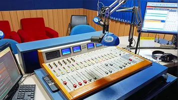 stúdio renovado da Rádio Clube FM 100,7 Mhz durante transmissão ao vivo em Marabá, celebrando cinco anos de operação na frequência FM.
