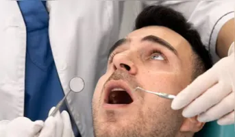 Estudo revela que bactérias na boca podem indicar risco de câncer colorretal através de amostras de saliva, oferecendo método diagnóstico promissor.
