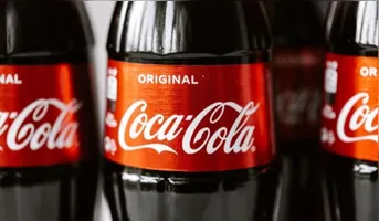 A empresa Coca-Cola fechou fábricas na África do Sul e Estados Unidos