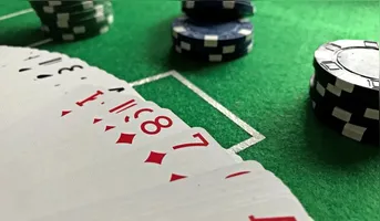 Descubra como o poker online engaja jogadores por meio de interatividade e raciocínio estratégico, tornando-se um esporte da mente.