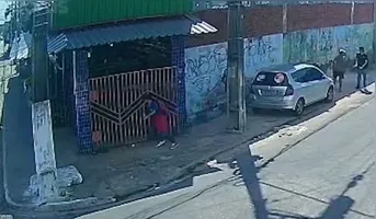 O suspeito usou uma arma branca para assaltar os estudantes