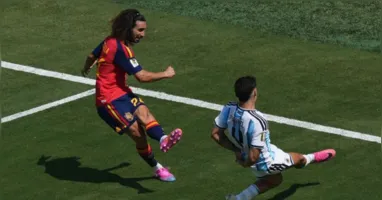 Argentina é punida pela Fifa após episódios na Copa do Mundo. A seleção foi multada em US$ 321 mil (cerca de R$ 1,6 milhão) por cantos racistas da torcida e uma manifestação política sobre as Malvinas.