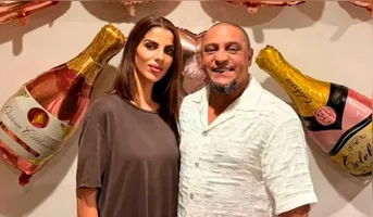 De acordo com relato, Roberto Carlos recitou uma declaração de fé islâmica que representa o primeiro passo formal para a conversão à religião durante encontro com sheik.