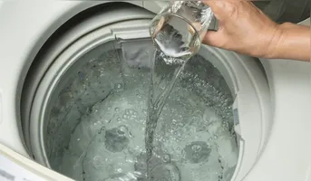 O procedimento envolve o cesto interno, o dispenser de produtos, o filtro de fiapos e o filtro da entrada de água.