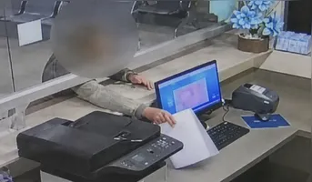 A vítima chegou ao pronto-socorro do Hospital Cristo Rei com lesões aparentes no corpo.