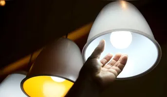 Quando são aplicadas as bandeiras vermelha ou amarela, a conta sofre acréscimo a cada 100 quilowatts-hora (kWh) consumido.