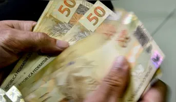 O consumidor também deve comparar as condições oferecidas, conferir o valor total a ser pago, a taxa de juros, o número de parcelas e as consequências de eventual novo atraso antes de concluir a renegociação.