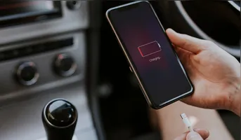 Tão importante quanto carregar o dispositivo é proteger a saúde da bateria. Deixar a carga chegar a zero danifica o componente de forma permanente ao longo do tempo.