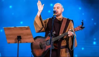 A Vigília terá 12 horas de oração e louvor. Os portões do Mangueirão abrem às 15h do sábado (26), com acolhida prevista para as 18h. O encerramento está programado para as 6h do domingo (27).