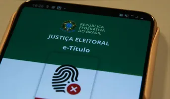Quem tem biometria cadastrada e fotografia digital pode usar o e-Título como documento oficial de identificação na hora de votar.