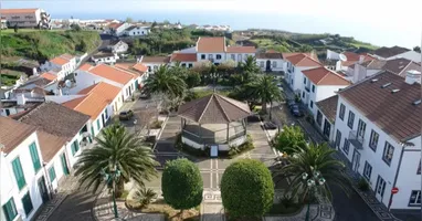 Como a condenação é por crime hediondo, a pena de 17 anos e seis meses deverá ser cumprida obrigatoriamente em regime fechado.