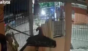 Suspeito deixa a residência logo após retirar as peças intimas do varal.