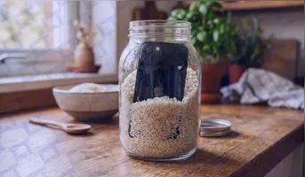 A dica é retirar o excesso de água na parte externa cuidadosamente com uma toalha macia ou pano que não solte fiapos.