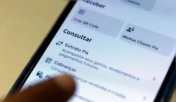 Depois que a operação é efetivada, a primeira medida recomendada é procurar o recebedor e solicitar a devolução da quantia.